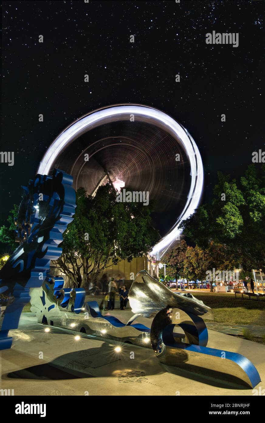 Die Reef Eye Riesenrad-Attraktion und die spektakuläre Kunstinstallation auf der Esplanade in Cairns, Queensland, Australien. Stockfoto