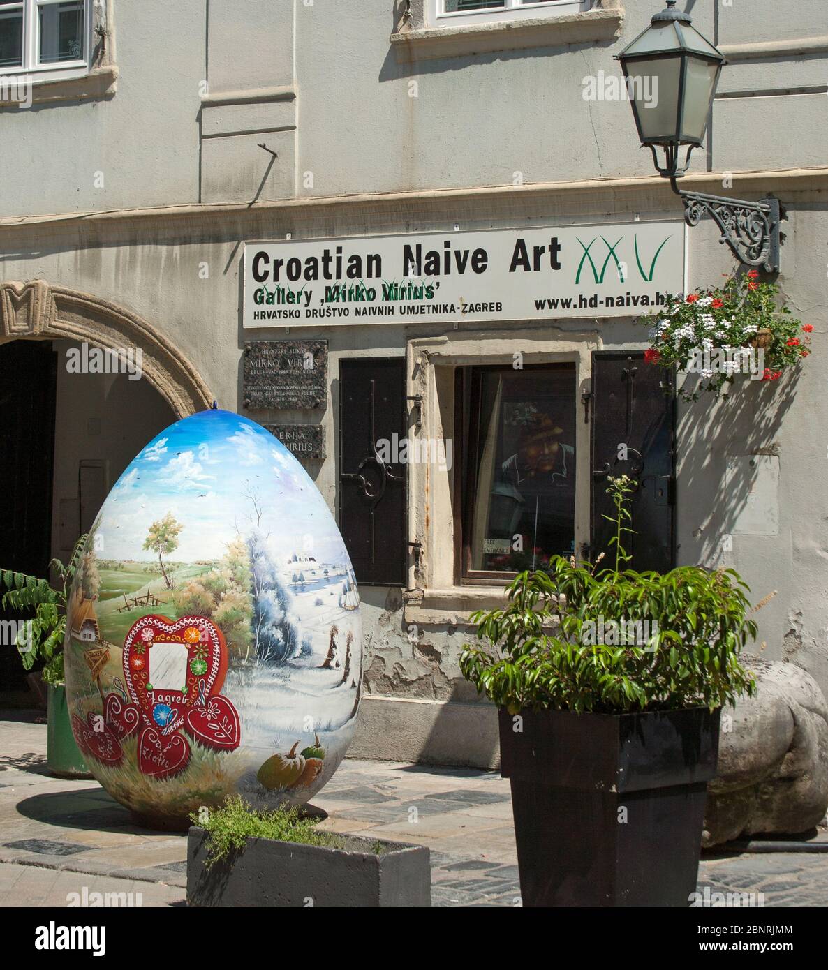 Vor der kroatischen Naiven Kunstgalerie auf der Straße in Zagreb befindet sich ein großes bemaltes Osterei Stockfoto
