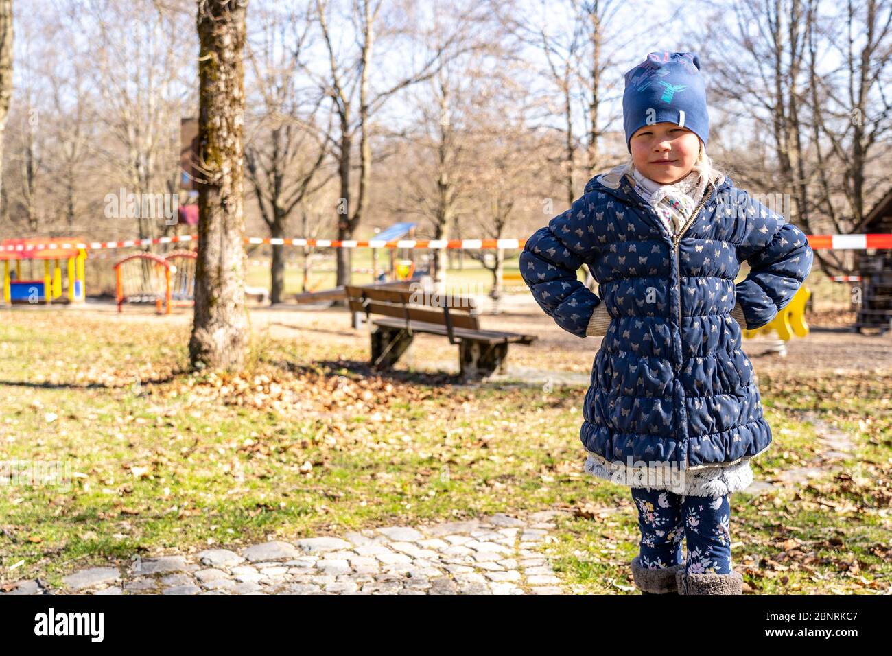 Kind vor einem geschlossenen Spielplatz während der Corona-Krise 2020 Stockfoto