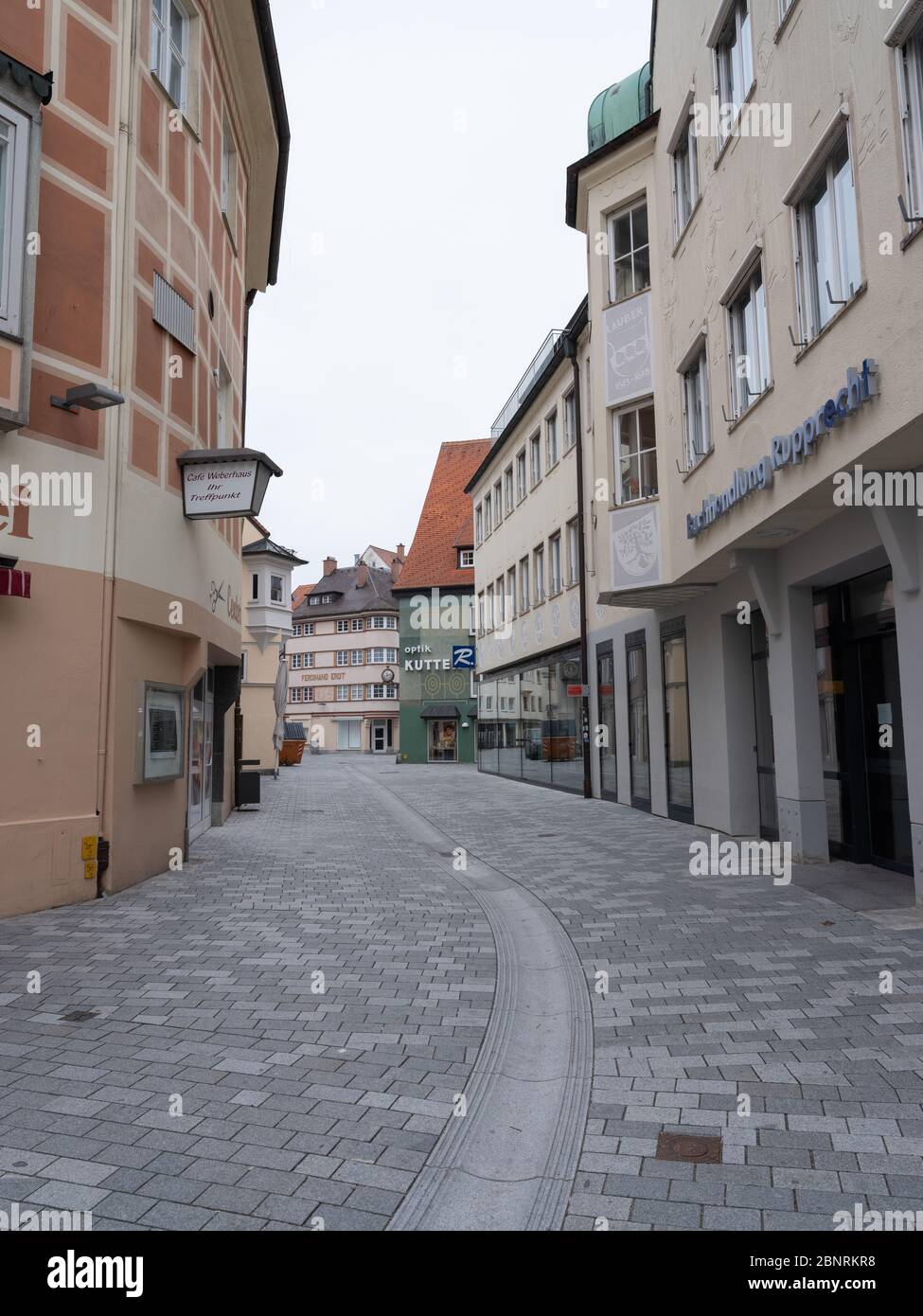 Leere Fußgängerzone in der Innenstadt Einkaufsbewertung während der Zeiten des Corona-Virus und der Ausstiegsbeschränkung, Bayern Stockfoto