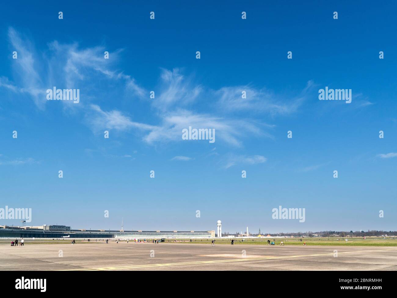 Berlin, Tempelhofer Feld, Himmel ohne Kondensstreifen während der Corona-Pandemie mit eingeschränktem Flugverkehr Stockfoto