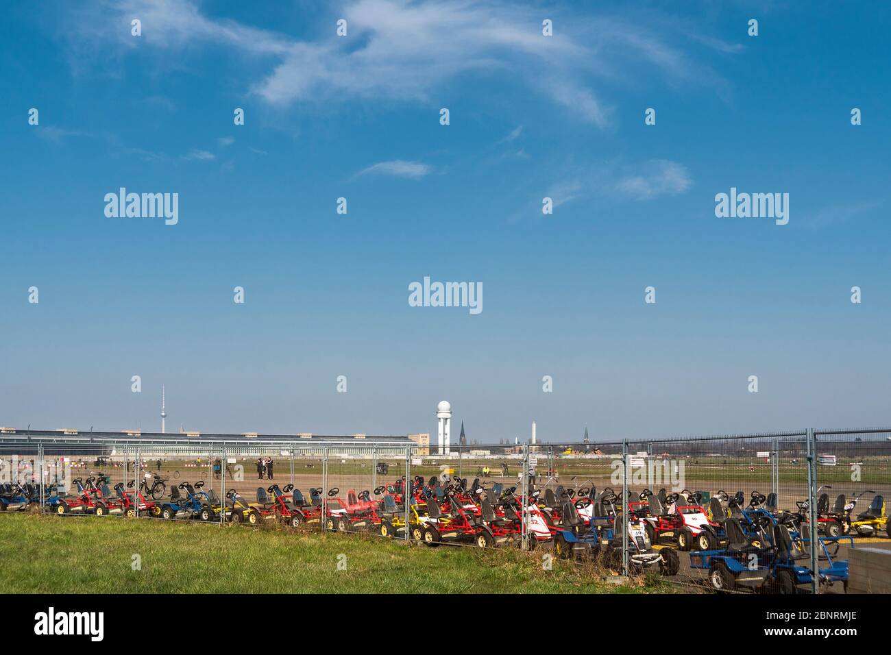 Berlin, Tempelhofer Feld, Himmel ohne Kondensstreifen während der Corona-Pandemie mit eingeschränktem Flugverkehr, ungenutzte Wkatwagen Stockfoto