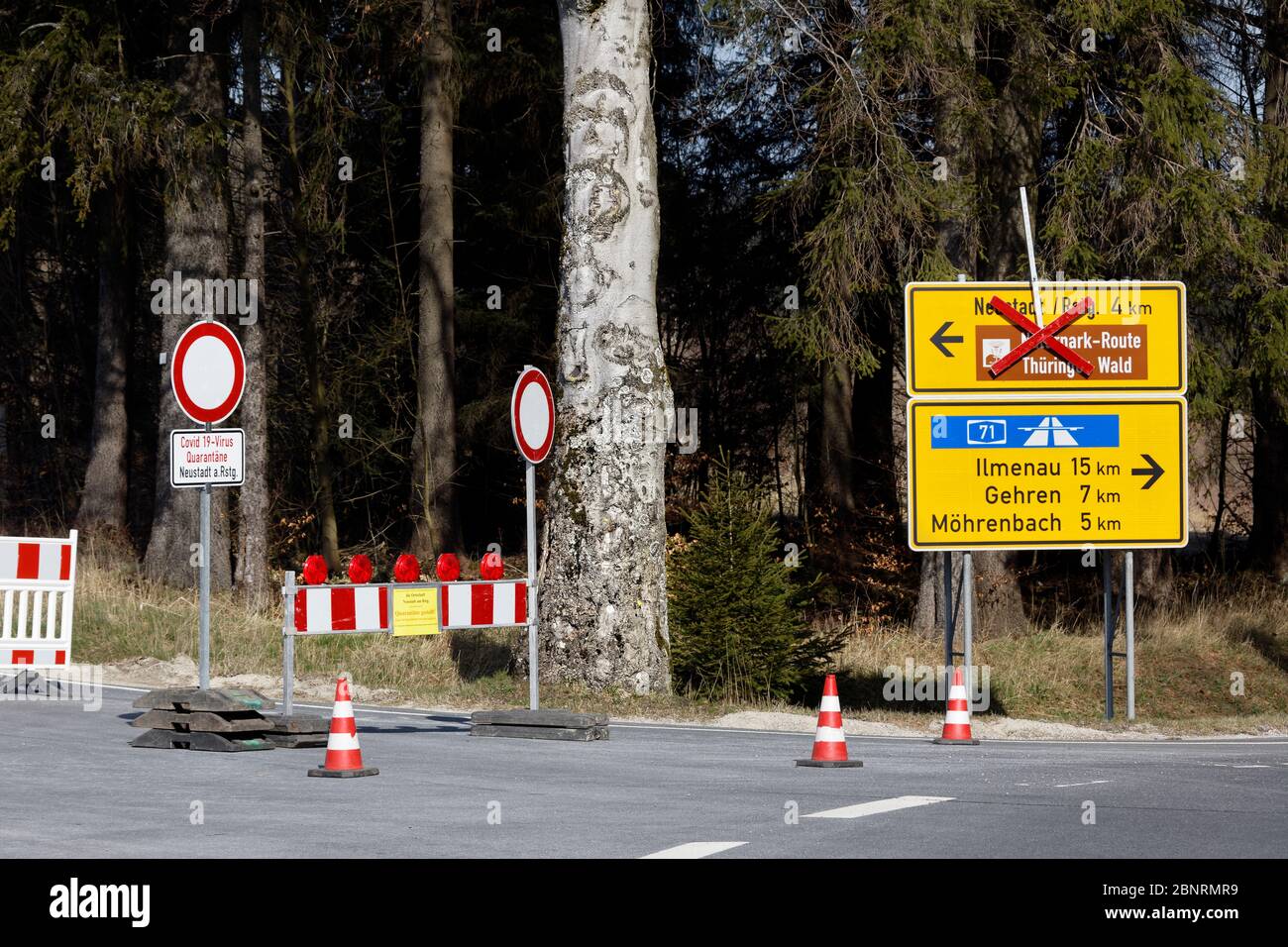 Deutschland, Thüringen, Großbreitenbach, Neustadt / Rnstg, hohe Tanne, Beschilderung, Straße, Straßensperrung Stockfoto