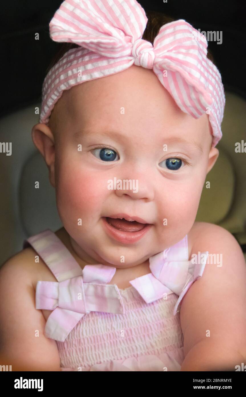 Nahaufnahme blauäugige, Baby-Porträt mit einer ausdrucksstarken und wunderschönen Unschuld. Stockfoto