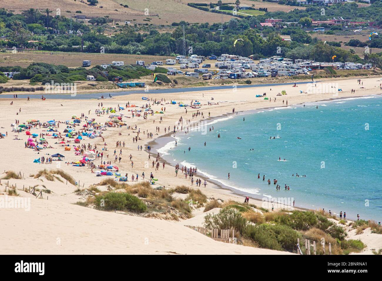 Strand von Valdevaqueros von den Dünen von Punta Paloma in der Nähe von Tarifa, Costa de la Luz, Provinz Cadiz, Andalusien, Südspanien. Stockfoto