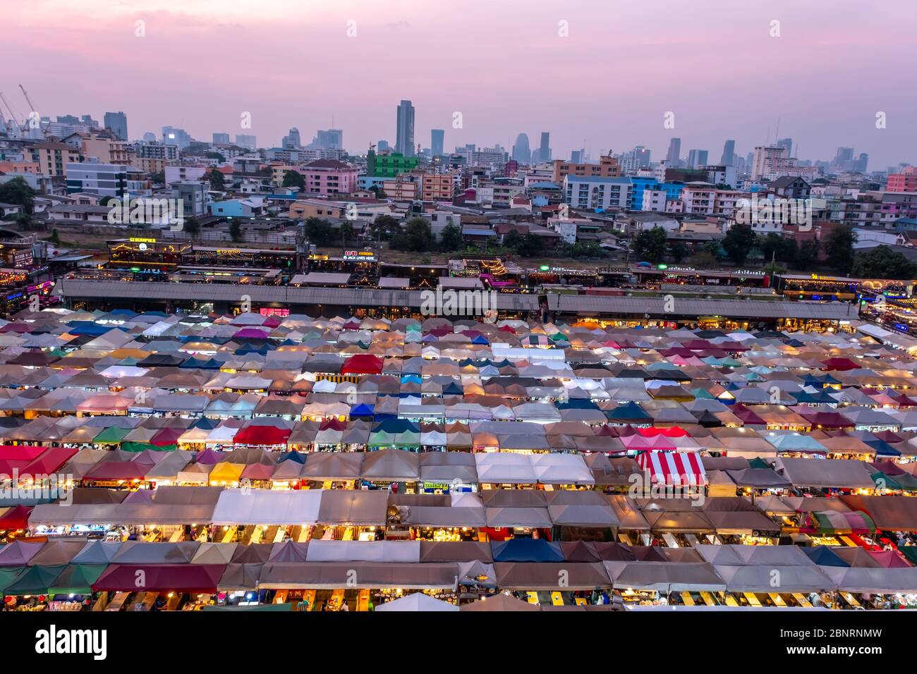 Bangkok / Thailand - 8. Februar 2020: Name dieses Ortes ' Ratchada Rot Fai Night Train Market ' in Bangkok Downtown Stockfoto