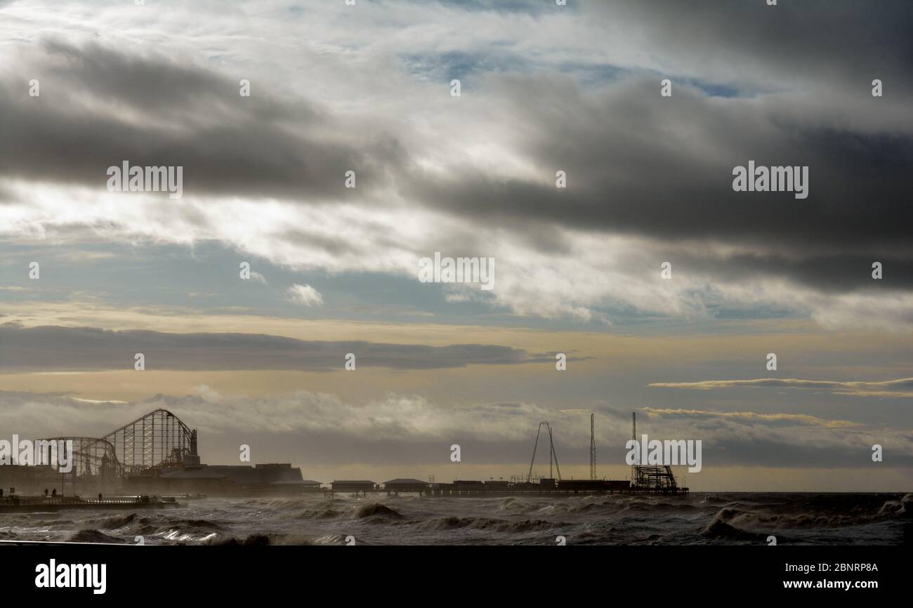 Ein dramatischer Himmel, wenn ein Sturm in die Küstenstadt Blackpool vor dem Meer einbricht Stockfoto