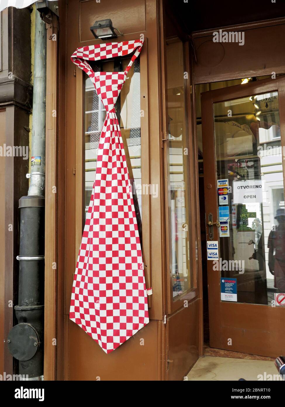 Der Ursprung der Verbindungen liegt in Kroatien. Kroatische Soldaten des  17. Jahrhunderts benutzten eine Krawatte (Kravata). In Zagreb gibt es  mehrere Krawatten-Shops für Touristen Stockfotografie - Alamy