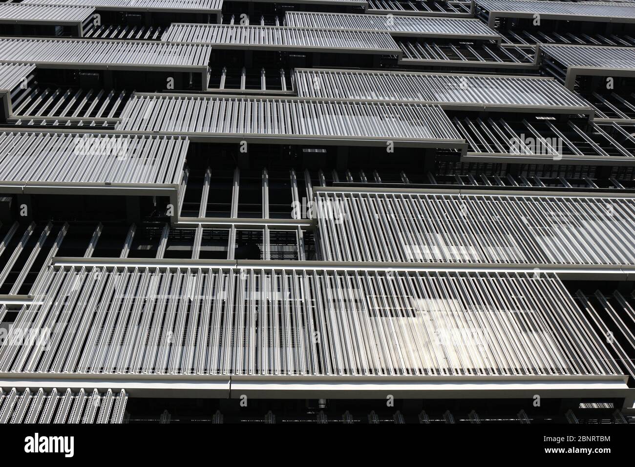 Das Gebäude ist mit Gittermastplatten aus Metall ausgestattet Stockfoto