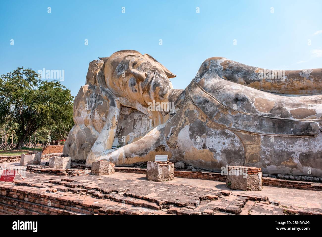 Name dieses Ortes Wat Lokayasutharam Tempel, der Tempel, der als Reclining White Buddha Tempel in Ayutthaya Provinz bekannt ist Stockfoto