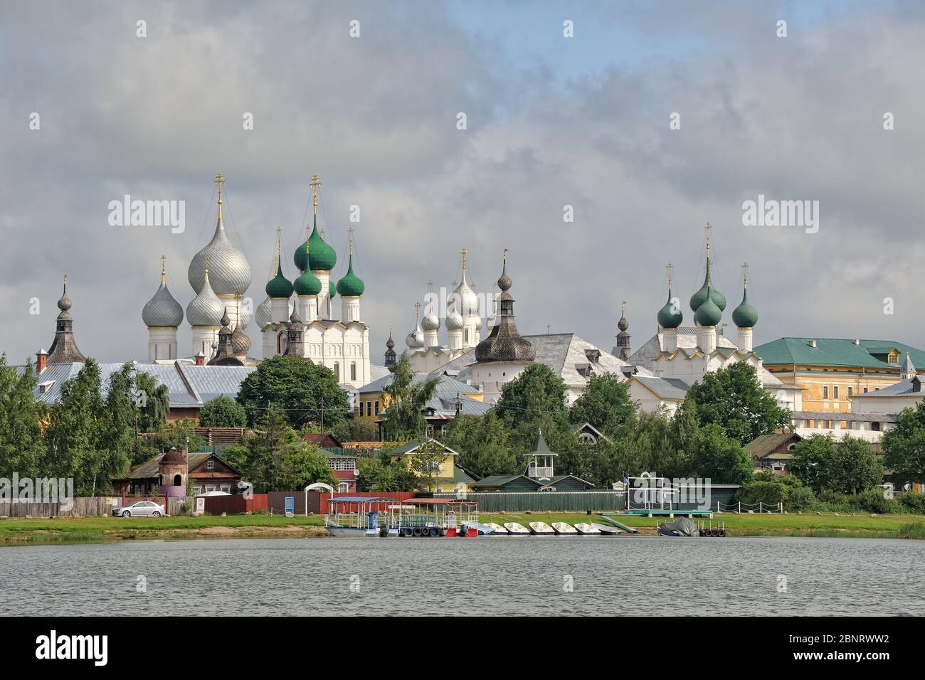 Podozerka Pier und Domes von Rostow Kreml. Panorama von Rostow Welikij Stockfoto