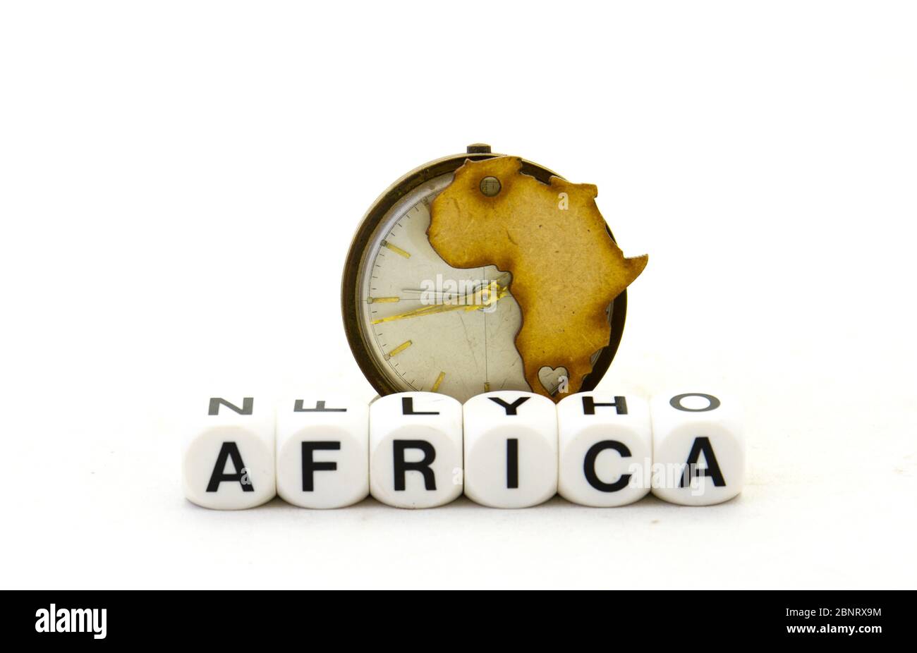 Die Form Afrikas und eine Uhr mit dem Text Afrika isoliert auf einem klaren Hintergrundbild mit Kopierraum Stockfoto