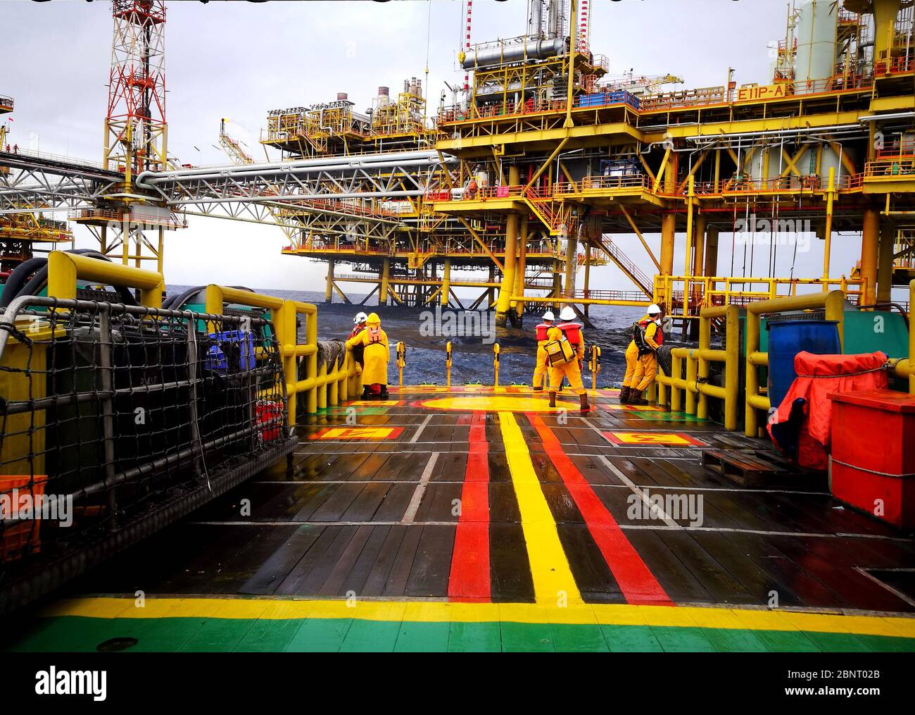 Offshore-Ölplattform persönlichen Stand an Deck für Transfer Crew Betrieb Stockfoto