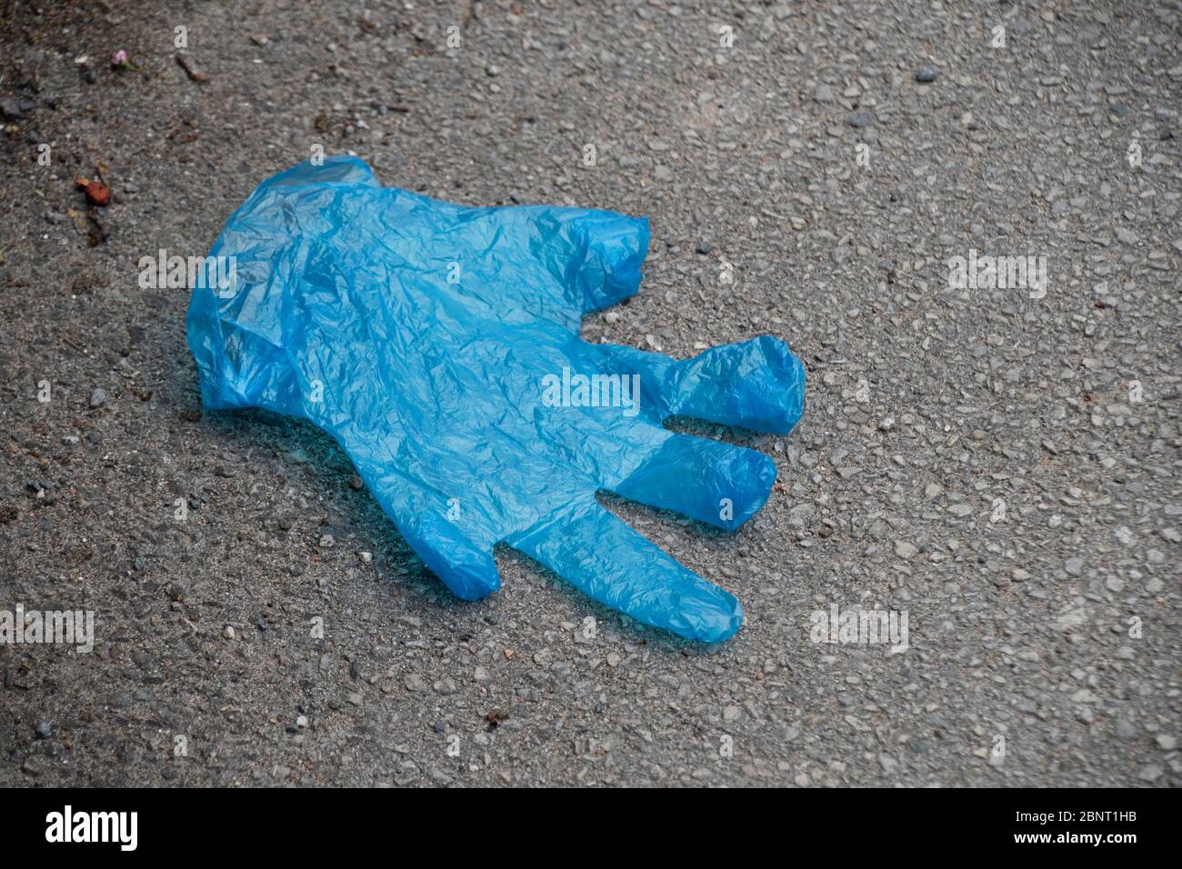 Sheffield UK – Mai 13 2020: Verlassene blaue Gummihandschuhe auf dem Boden weggeworfen, wird Schutzausrüstung während des Coronavirus Covid-19 pandem zu Abfall Stockfoto