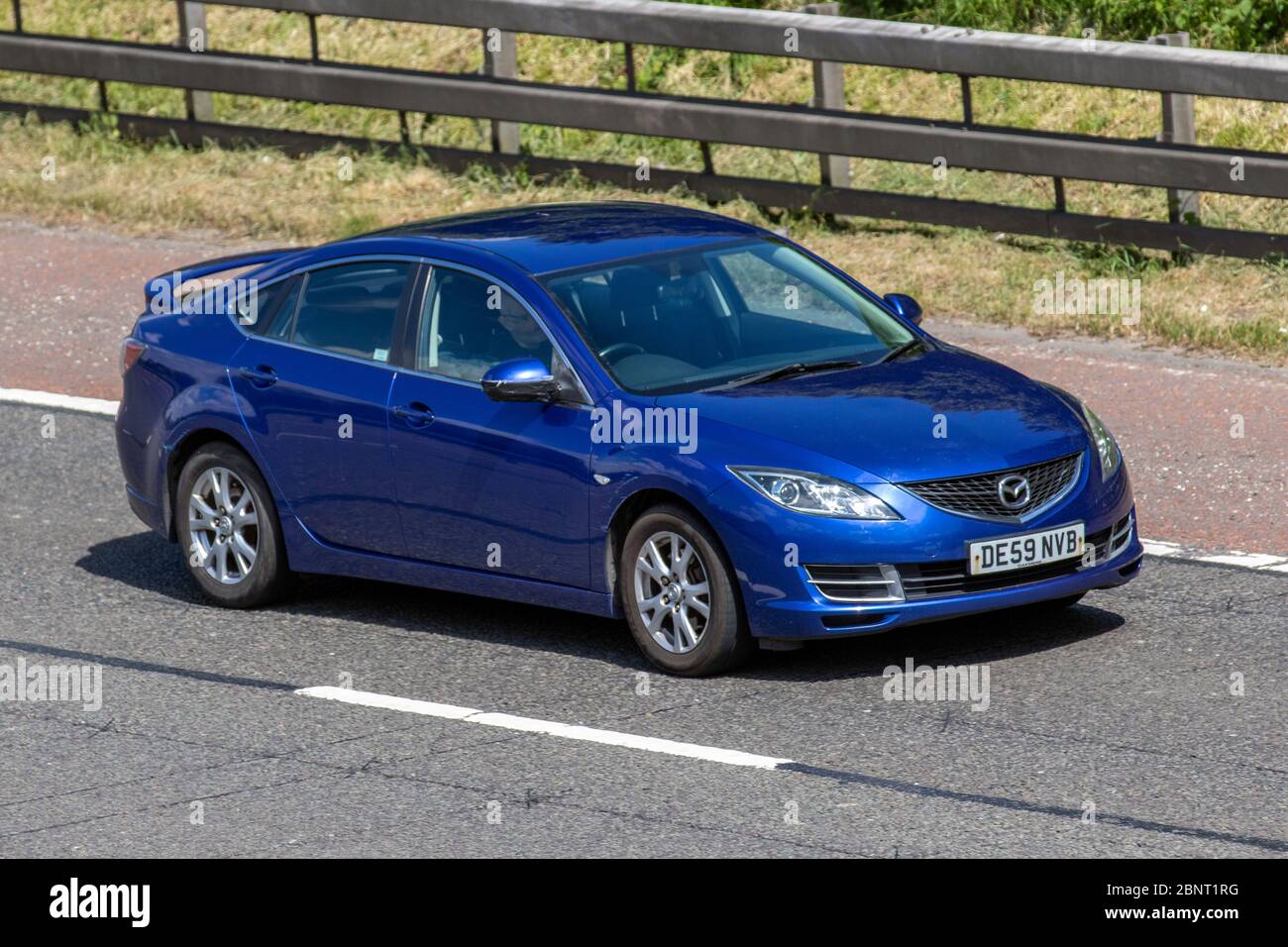 2009 blau Mazda 6 TS; Fahrzeug Verkehr bewegende Fahrzeuge, Fahren Fahrzeug  auf UK Straßen, Motoren, Autofahren auf der Autobahn M6 Stockfotografie -  Alamy