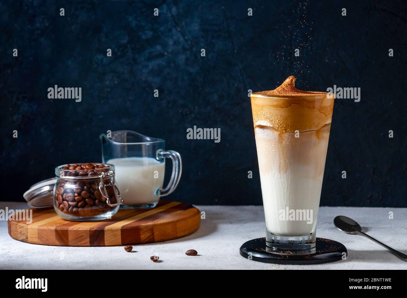 Dalgona Kaffee. Trendy Cremigen Schlagsahne Kaffee. Koreanischer Kaltsommer Drink. Stockfoto