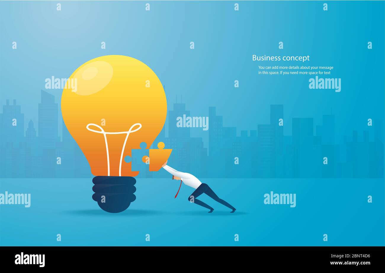 Geschäftsmann setzen das Puzzle lightblub zusammen. Kreatives Konzept. Stockfoto