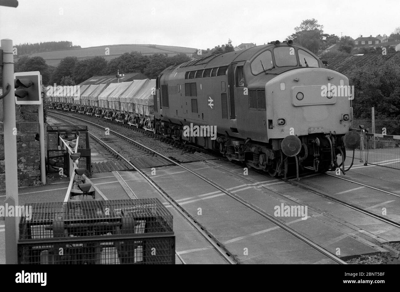 Baureihe 37 Diesellokomotive Nr. 37207 mit einem china-Tonzug in Lostwithiel, Cornwall, England, Großbritannien. Juni 1987. Stockfoto
