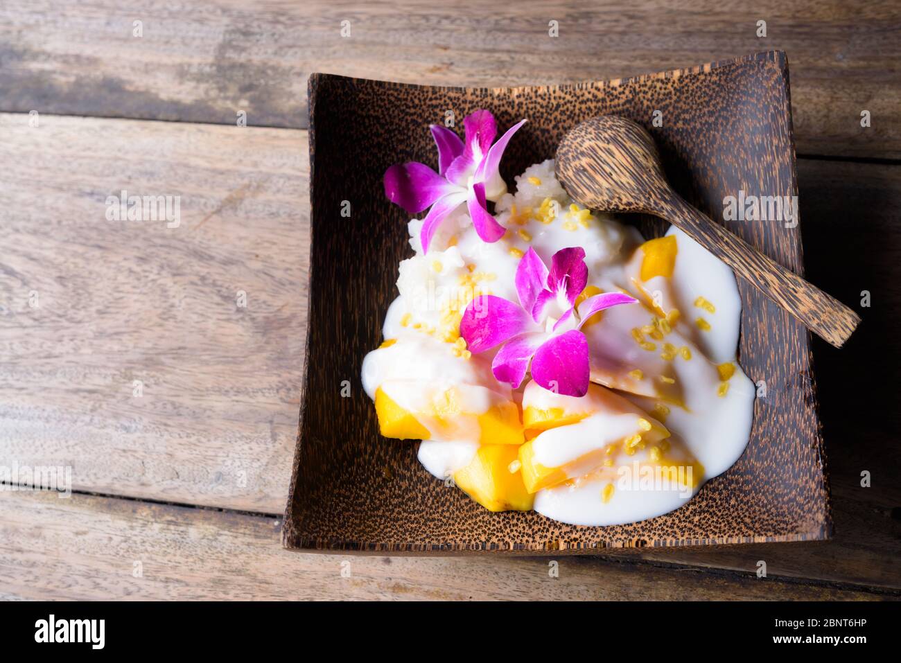 Mango Mit Klebriger Reis Gegen Holztisch Stockfoto