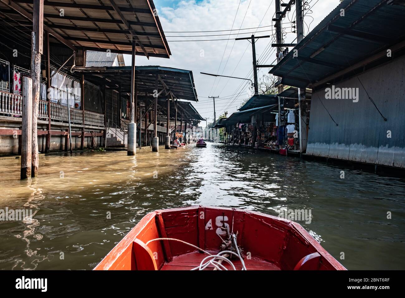 Ratchaburi, Damnoen Saduak / Thailand - 11. Februar 2020: Name dieses Ortes Damnoen Saduak Floating Market. Schwimmende Markt ist der beliebteste Ort in Stockfoto