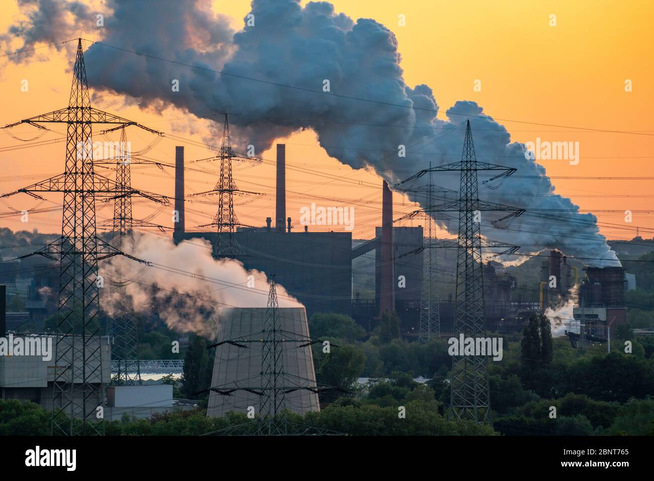 Blick über den Norden Essens, Richtung Bottrop, RWE Power AG Karnap Müllverbringungsanlage, Prosper Kokerei, ArcelorMittal, in Bottrop, NRW, Deutschland Stockfoto