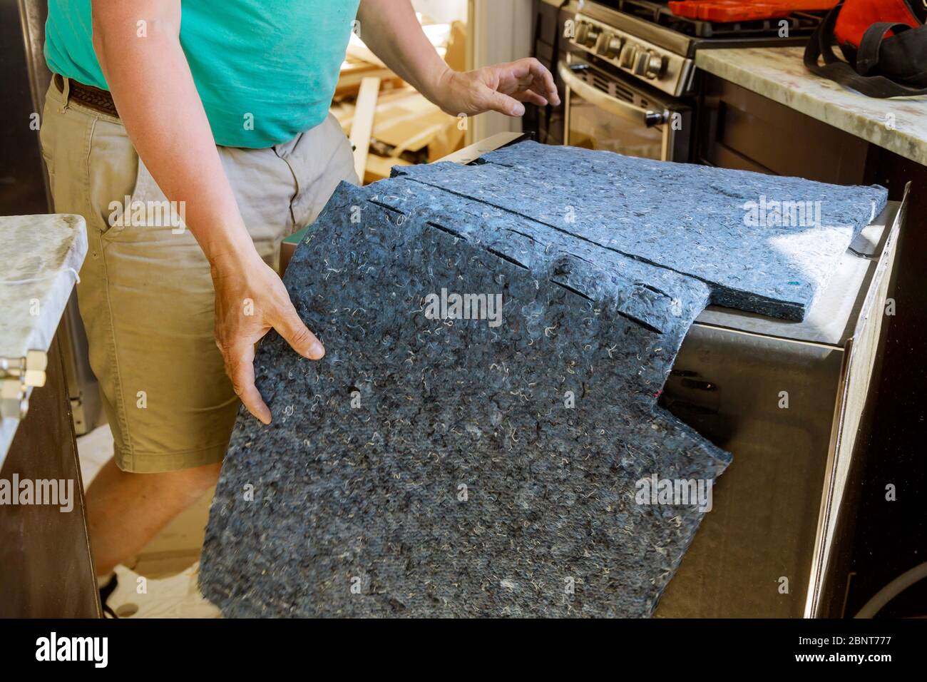 Handwerker in der Nähe Werkzeuge Ausrüstung Reparatur Geschirrspüler Maschine in der Küche Stockfoto