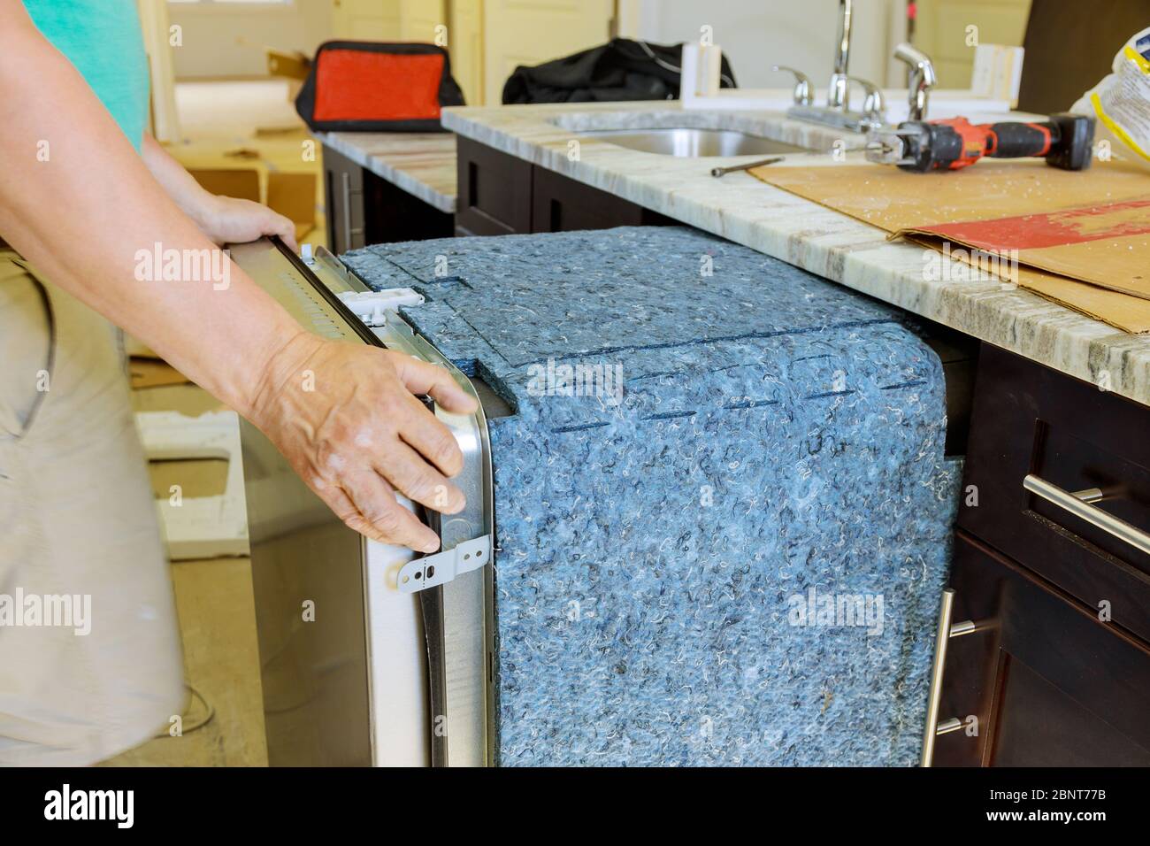 Techniker Klempner Installation der Küche Geschirrspüler an Ort und Stelle Stockfoto