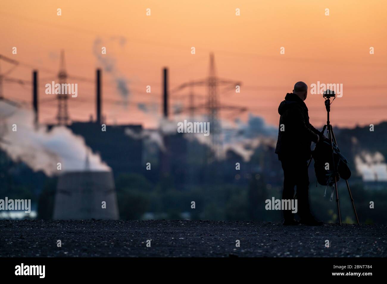 Hobbyfotograf auf der Schurenbach-Schlügelhalde, Sonnenuntergang, Industrielandschaft, Essen, NRW, Deutschland Stockfoto