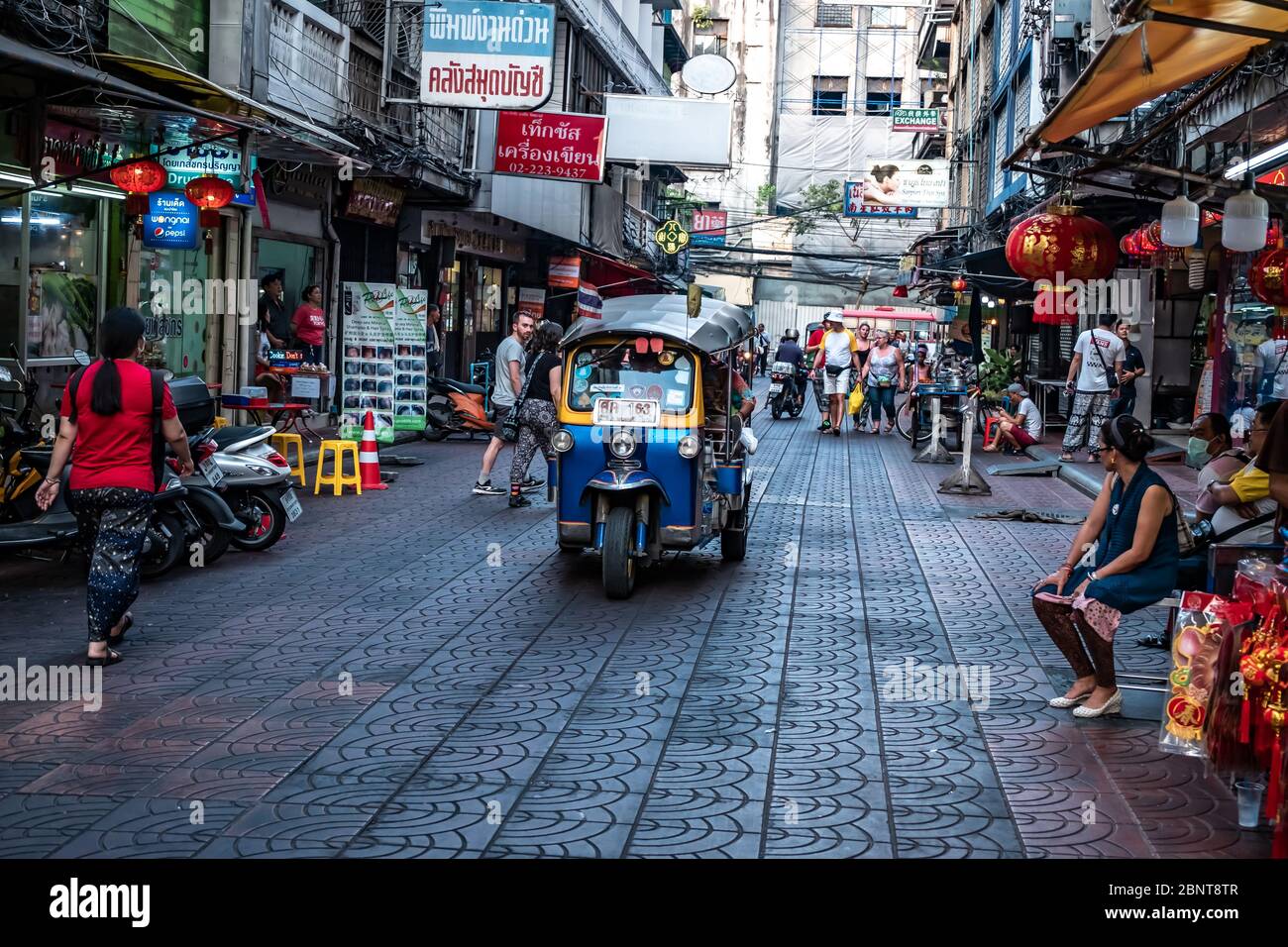 Downtown, Bangkok / Thailand - 12. Februar 2020: Name dieses Fahrzeugs Tuk Tuk oder Tuktuk, die Fahrzeuge haben drei Räder Stockfoto