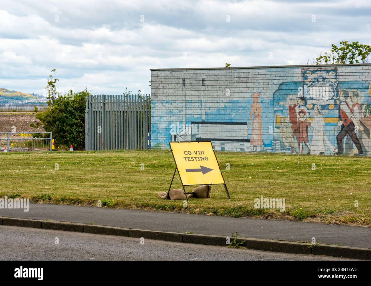 Cockenzie, East Lothian, Schottland, Vereinigtes Königreich. Mai 2020. Covid-19 Teststation: Das ehemalige Kraftwerk Cocenzie, das vom East Lothian Council von Scottish Power gekauft wurde, wird heute als Durchfahrt-Testzentrum COVID-19 eröffnet. Es wird vom Militär (51. Infanterie-Brigade) für Schlüsselarbeiter oder ein Mitglied ihrer Familie mit Symptomen betrieben. Es arbeitet als eigenständige Drive-Through-Anlage, in der Personen während der Tests im Fahrzeug verbleiben, als Teil der Test-, Trace- und Isolate-Strategie der schottischen Regierung. Das industrielle Erbe Wandgemälde. Stockfoto