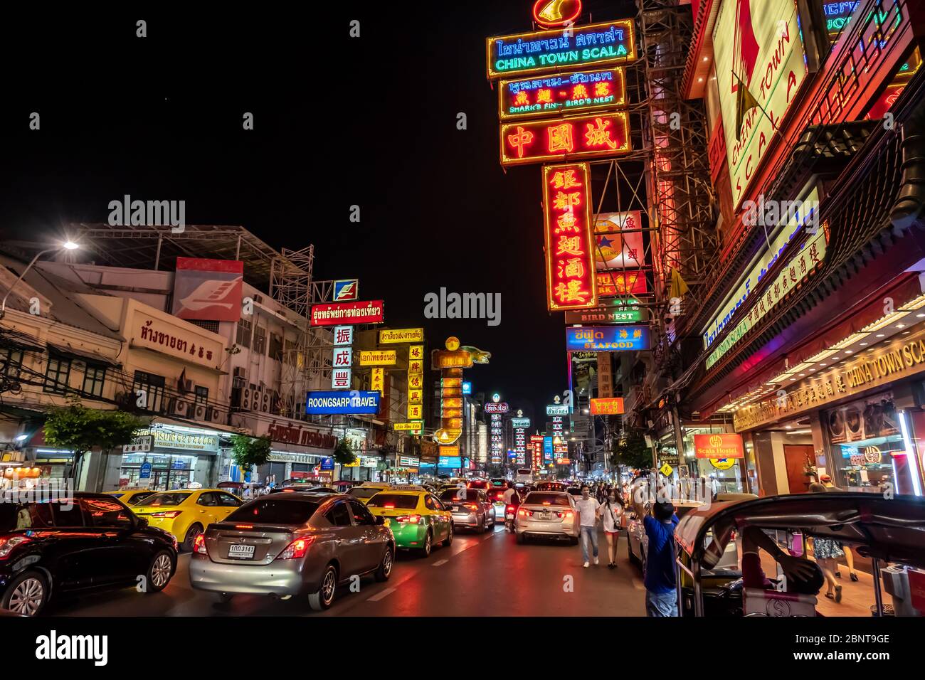 Yaowarat, Bangkok / Thailand - 11. Februar 2020: Stau in der Yaowarat Road sind Touristen als China Town oder Chinatown bekannt, Nachtfoto Stockfoto