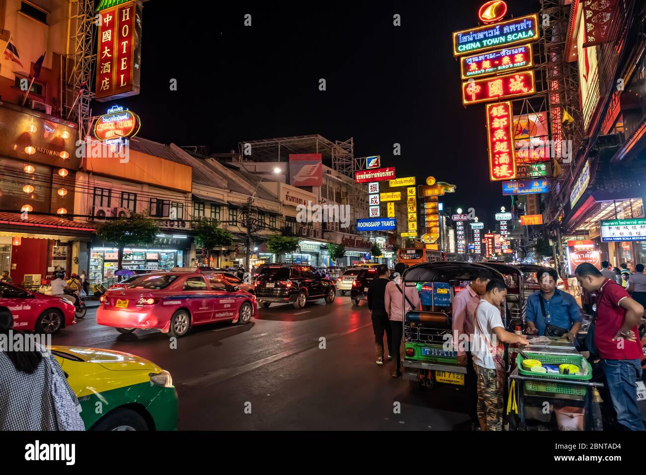 Yaowarat, Bangkok / Thailand - 11. Februar 2020: Stau in der Yaowarat Road sind Touristen als China Town oder Chinatown bekannt, Nachtfoto Stockfoto
