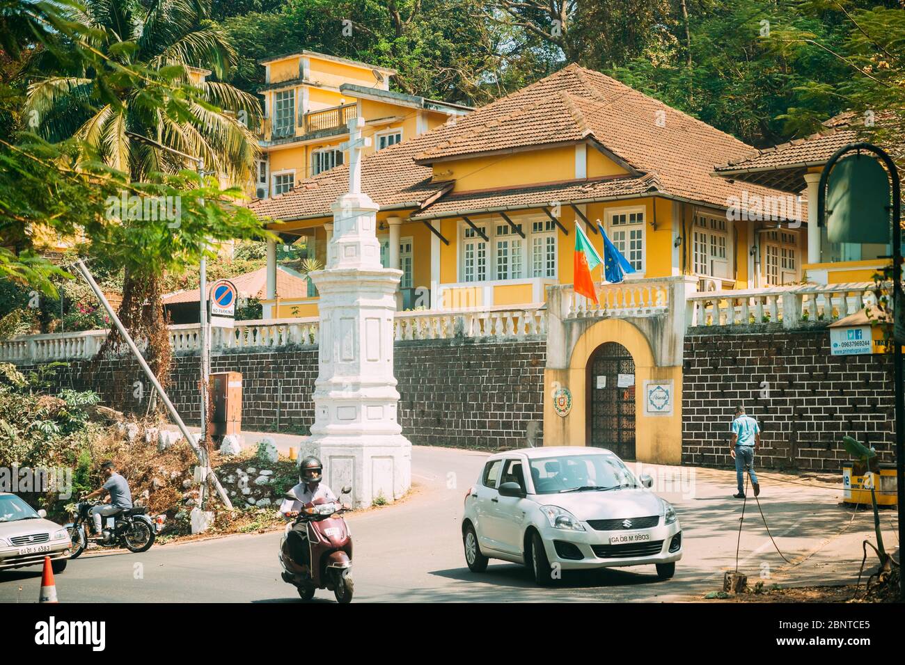 Panaji, Goa, Indien - 19. Februar 2020: Verkehr auf der Straße in der Nähe des Generalkonsulats von Portugal Stockfoto