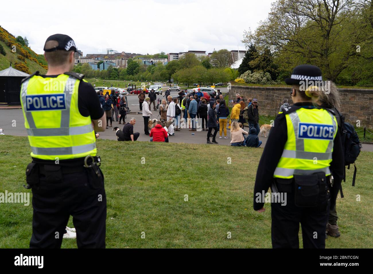 Edinburgh, Schottland, Großbritannien. Die Polizei wacht über eine kleine Gruppe von Menschen im Holyrood Park. Möglicherweise waren ein oder zwei Mitglieder der Öffentlichkeit Teil eines Anti-Lockdown-Protests im Park, der diese Woche auf Facebook beworben wurde. Zu der geplanten Startzeit ist jedoch kein groß angelegter Protest im Park zu sehen. Iain Masterton/Alamy Live News Stockfoto
