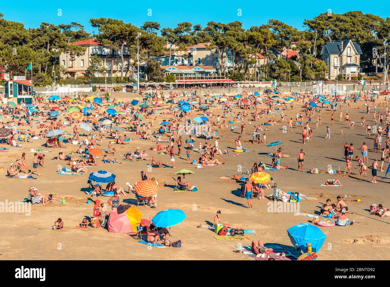 Saint-Palais-sur-Mer, Frankreich: Die Leute genießen die Sonne am überfüllten Strand Plage du Bureau im Herzen dieses Resorts an der französischen Atlantikküste. Stockfoto