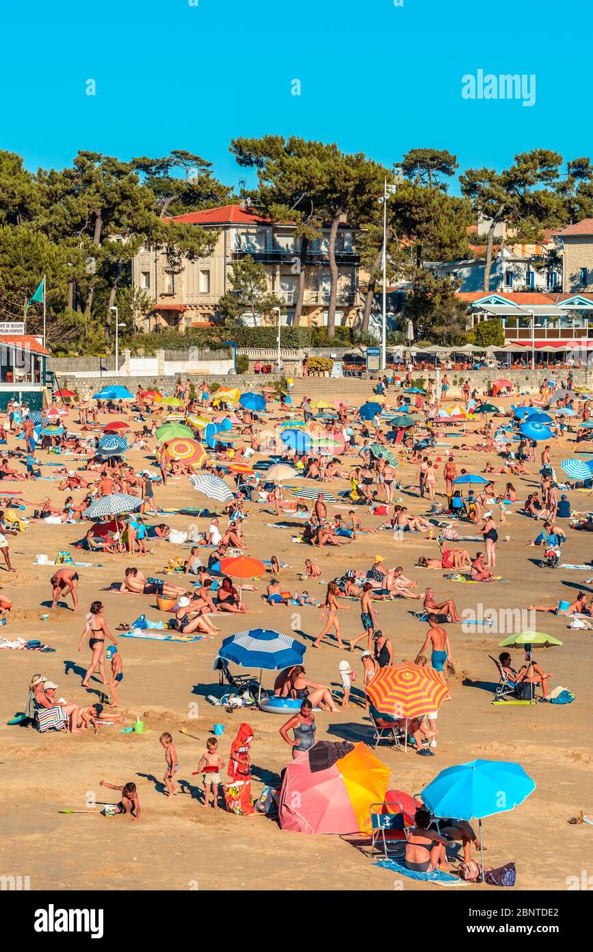 Saint-Palais-sur-Mer, Frankreich: Die Leute genießen die Sonne am überfüllten Strand Plage du Bureau im Herzen dieses Resorts an der französischen Atlantikküste. Stockfoto