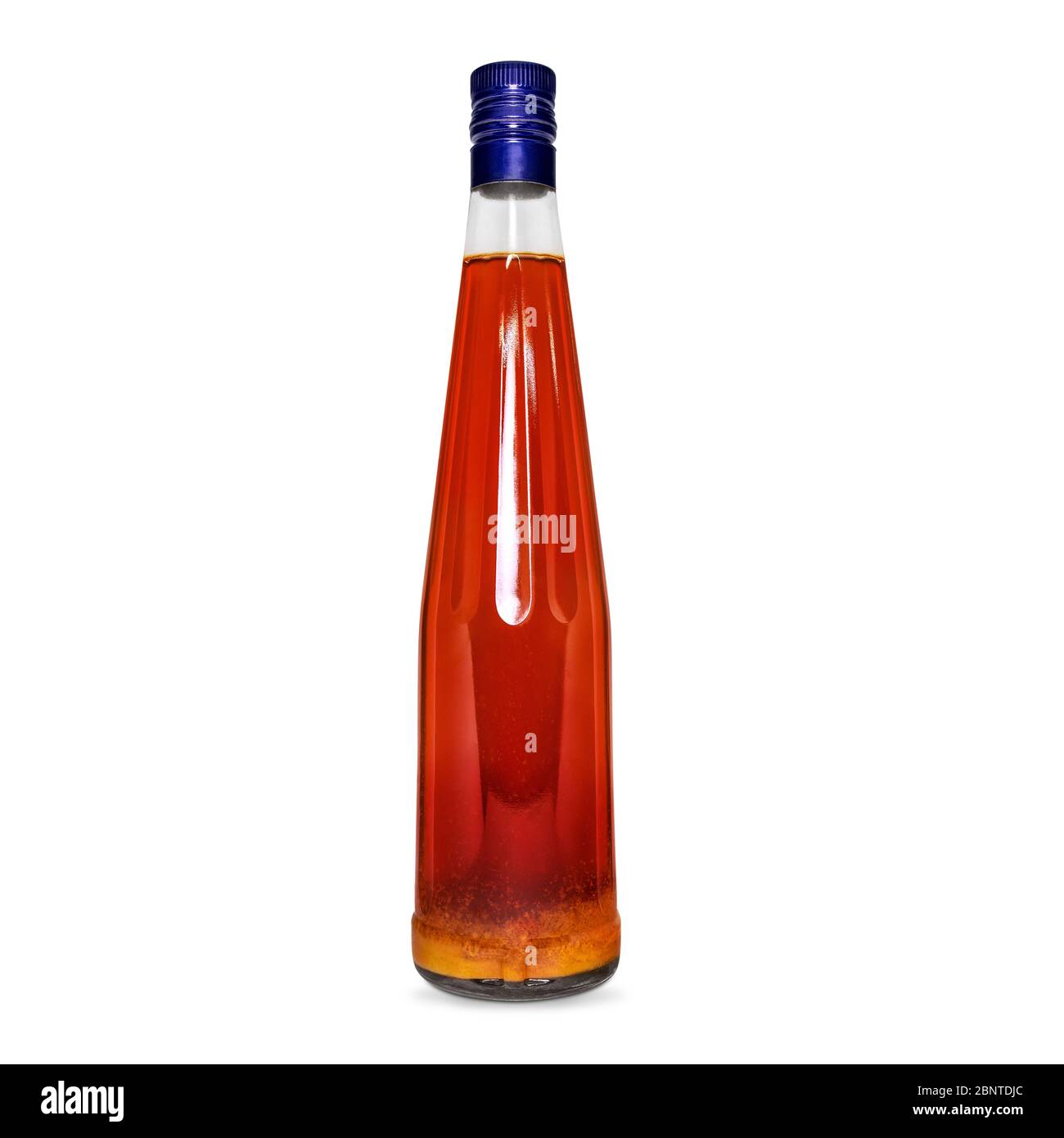 Glasflasche Rotwein, Tinktur, Alkohol auf weißem Hintergrund isoliert Stockfoto
