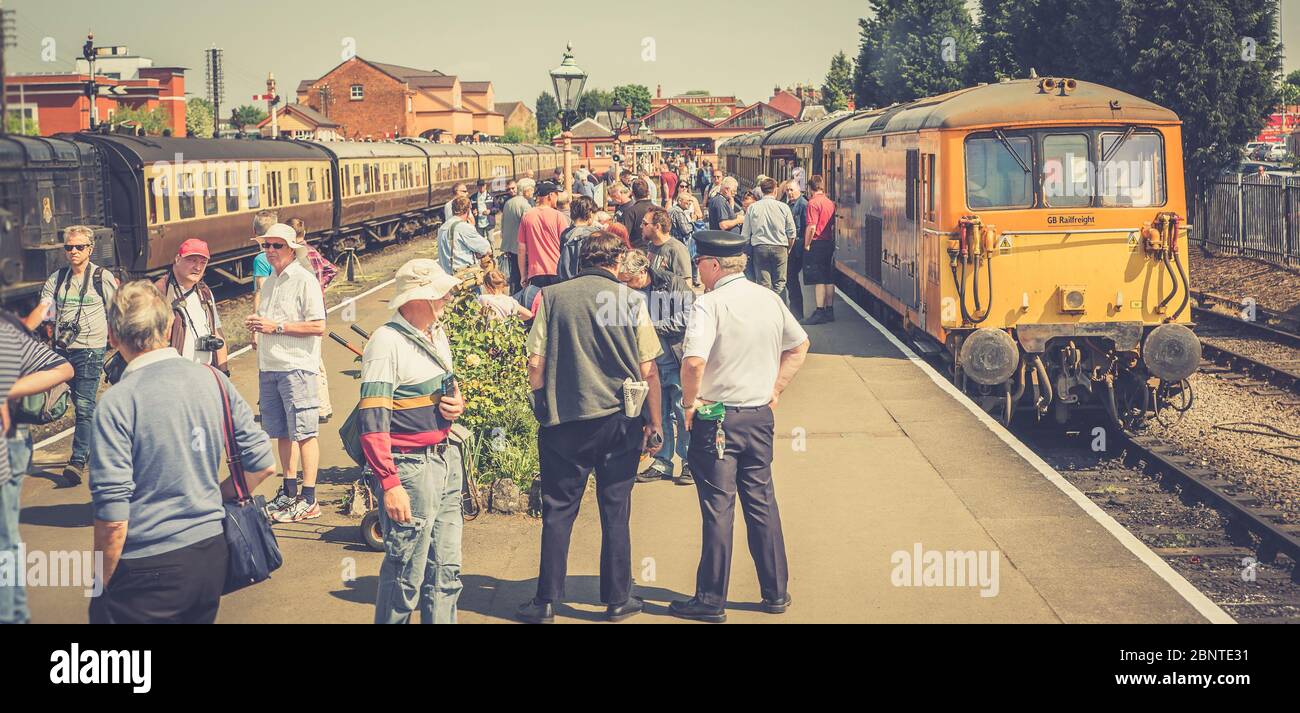 Spring Diesel Gala 2018, Severn Valley Railway, Kidderminster Station. Geschäftige Bahnsteige, Massen von Bahnbegeisterten, Zugspotter. Diesellok der Klasse 73 Stockfoto