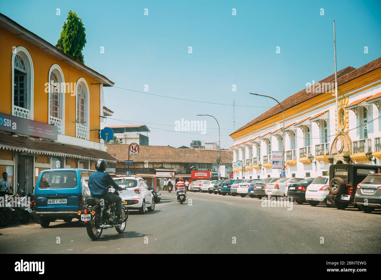 Panaji, Goa, Indien - 19. Februar 2020: Der Verkehr bewegt sich in der Nähe der alten portugiesischen Architektur in Panaji. Stockfoto