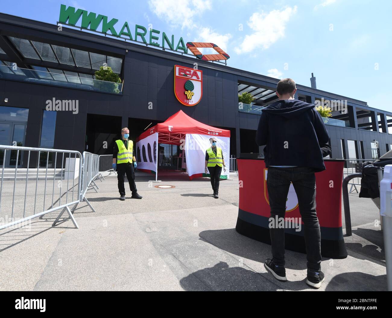 Augsburg, Deutschland. Mai 2020. Fußball: Bundesliga, FC Augsburg - VfL Wolfsburg, 26. Spieltag in der WWK-Arena in Augsburg. Ein Journalist bei der Eingangskontrolle. WICHTIGER HINWEIS: Gemäß den Bestimmungen der DFL Deutsche Fußball Liga und des DFB Deutscher Fußball-Bund ist es untersagt, im Stadion und/oder aus dem Spiel fotografierte Bilder in Form von Sequenzbildern und/oder videoähnlichen Fotoserien zu verwenden oder zu verwenden. Kredit: Tobias Hase/dpa - Pool/dpa/Alamy Live News Stockfoto