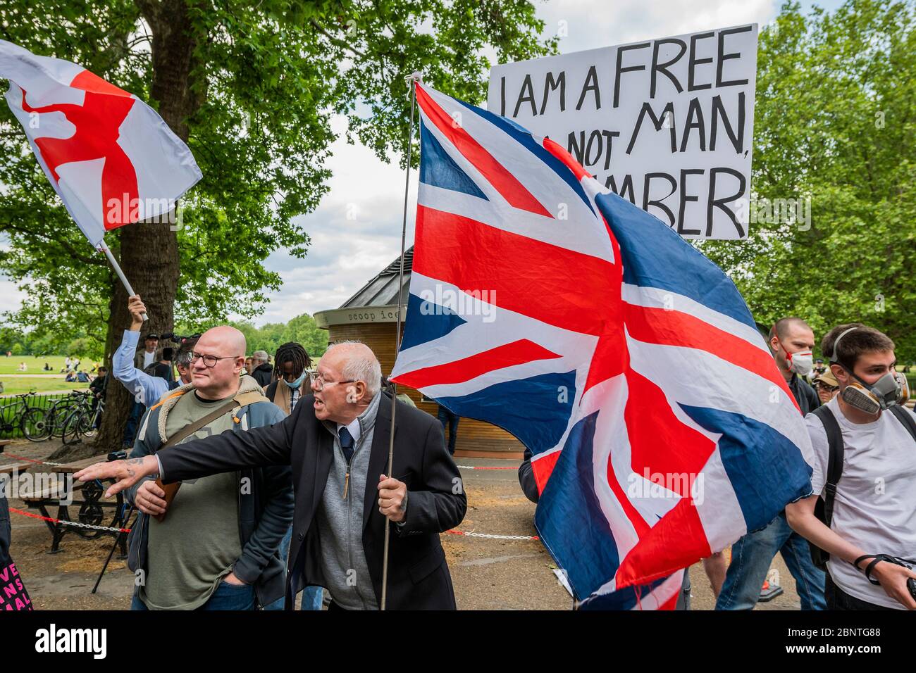 London, Großbritannien. Mai 2020. Eine sogenannte Massenversammlung findet im Hyde Park statt, als eine kleine Gruppe von Protestierenden Nein zum "Coronavirus-Gesetz" und Nein zur "rechtswidrigen Sperrung" sagen, da sie während der Coronavirus-Pandemie um ihre Freiheit fürchten. Der Protest war von Polizei und Journalisten überzählt und zog Menschen gegen Impfungen, 5G, Bill Gates, Pädophile, Tracking und viele andere Dinge an. Die "Lockdown" geht weiter für den Ausbruch des Coronavirus (Covid 19) in London. Kredit: Guy Bell/Alamy Live News Stockfoto