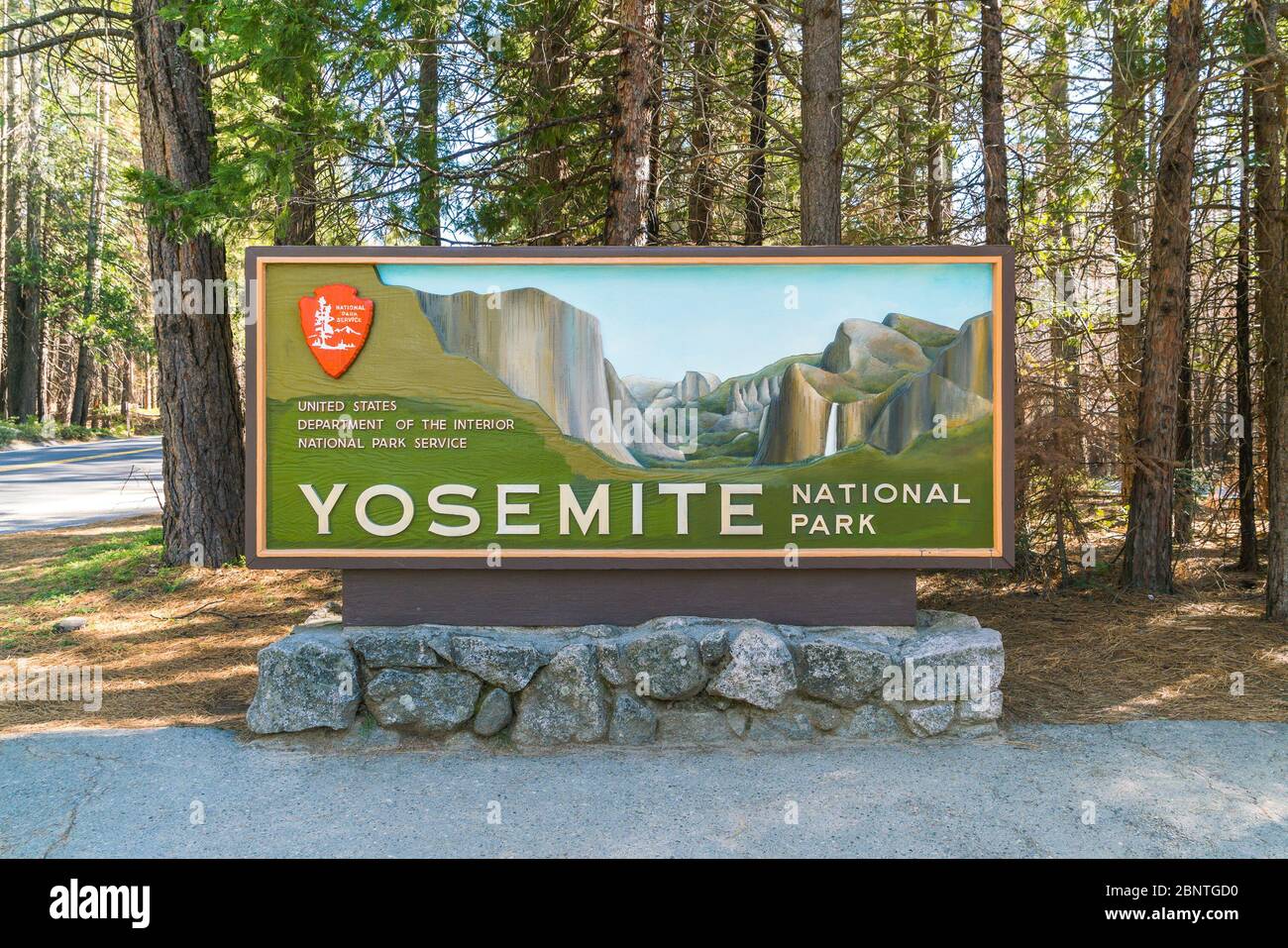 Yosemite-Nationalpark Schild am Eingang, Kalifornien, Usa. für redaktionelle Verwendung nur,-04/21/16. Stockfoto