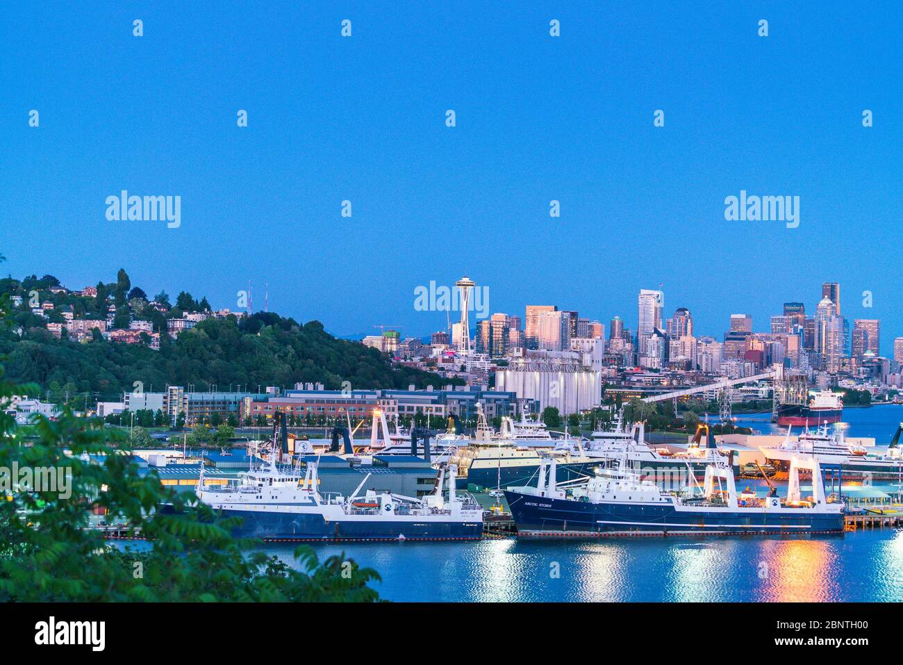 seattle Stadtbild mit Dock und Silo bei Nacht, Washington, usa. Stockfoto