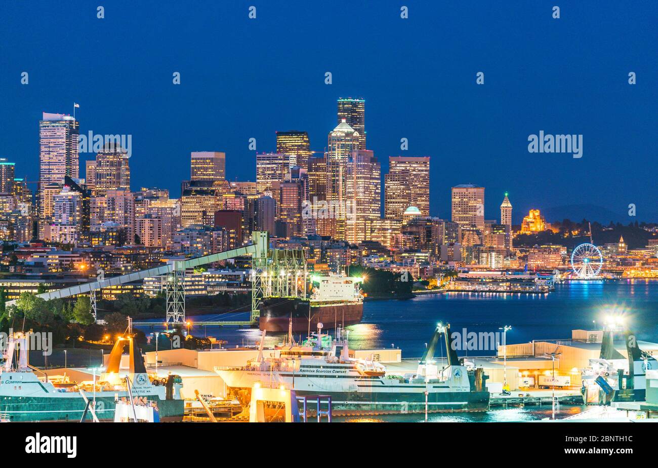 seattle Stadtbild mit Dock und Silo bei Nacht, Washington, usa. Stockfoto