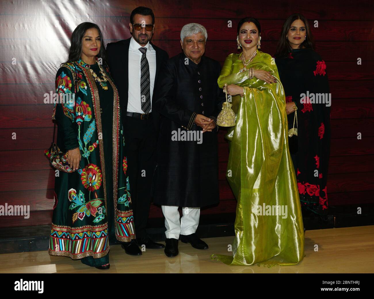 MUMBAI, INDIEN - JANUAR 17: Shabana Azmi,Ronit Roy,Javed Akhtar,Rekha und Neelam Singh während der 75. Geburtstagfeier von Javed Akhtar am Januar Stockfoto