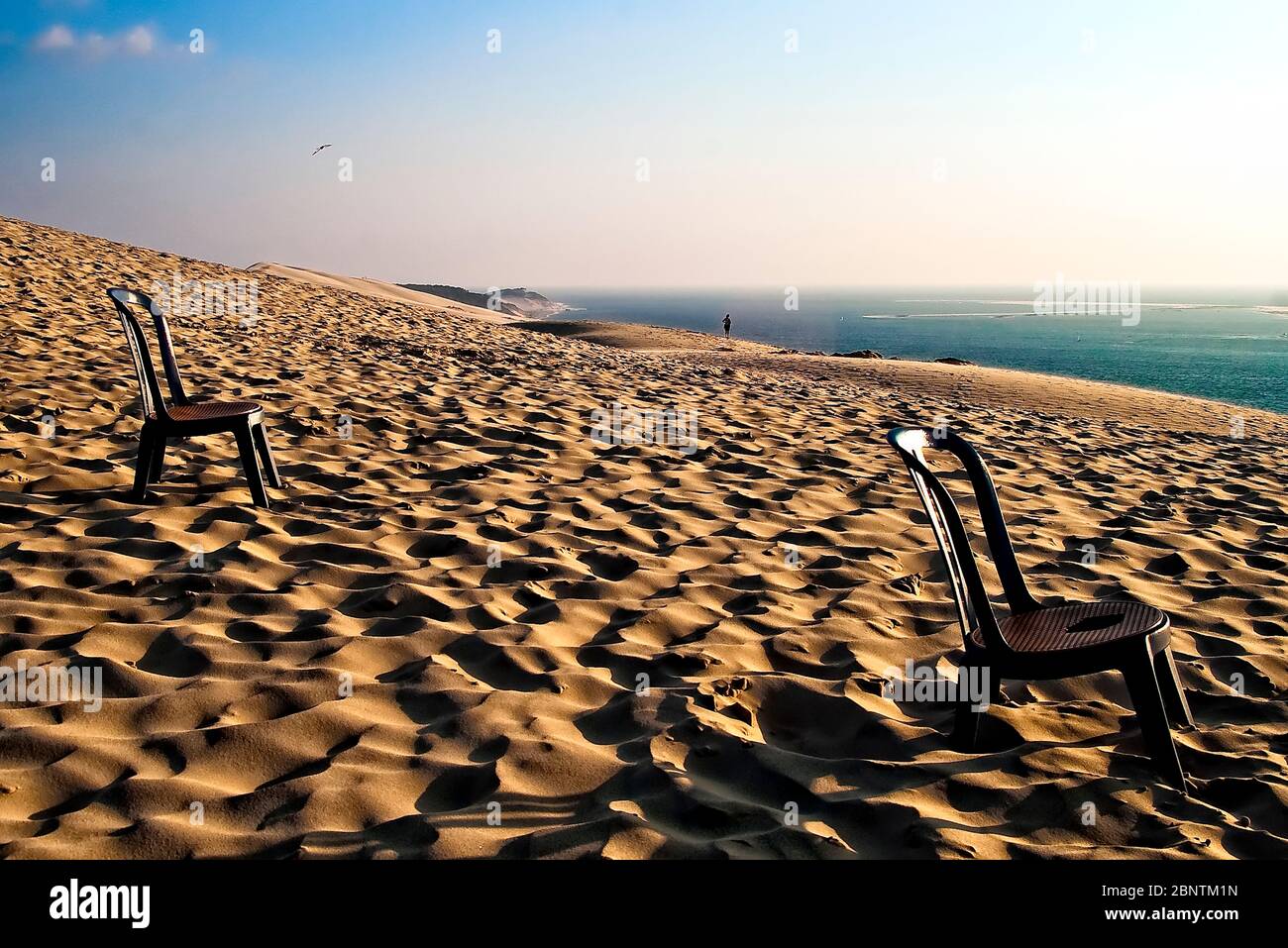 Zwei leere Stühle mit Blick auf das Meer und die Spitze der Dune du Pilat, der hoghest Sanddüne in Europa Stockfoto