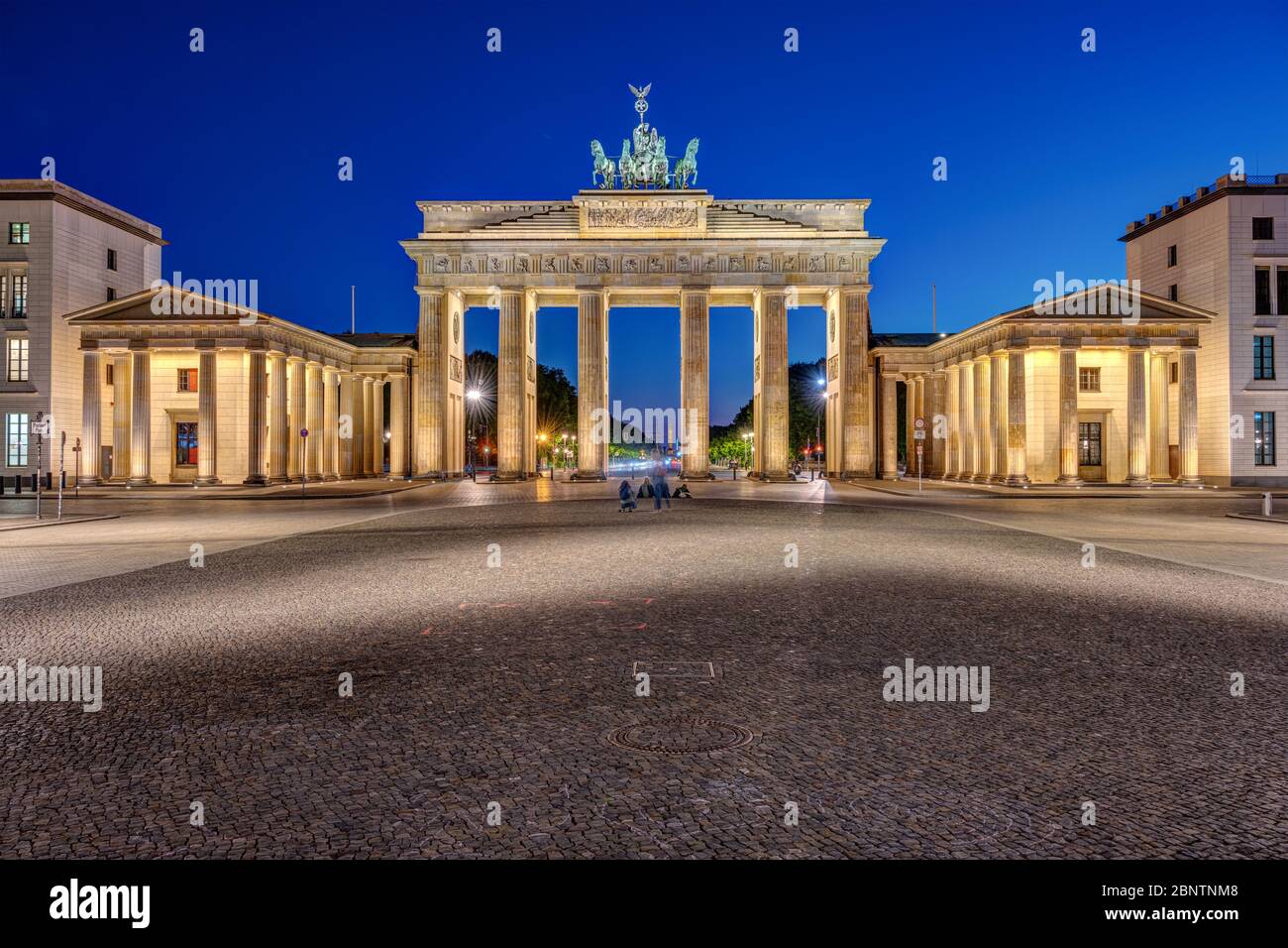 Das berühmte beleuchtete Brandenburger Tor in Berlin bei Nacht ohne Menschen Stockfoto