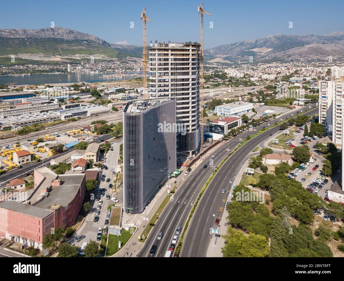 Split, Kroatien - August 15 2019: Luftbild mit dem Bau des Westgate-Hochhauses in Split, Kroatien. Stockfoto