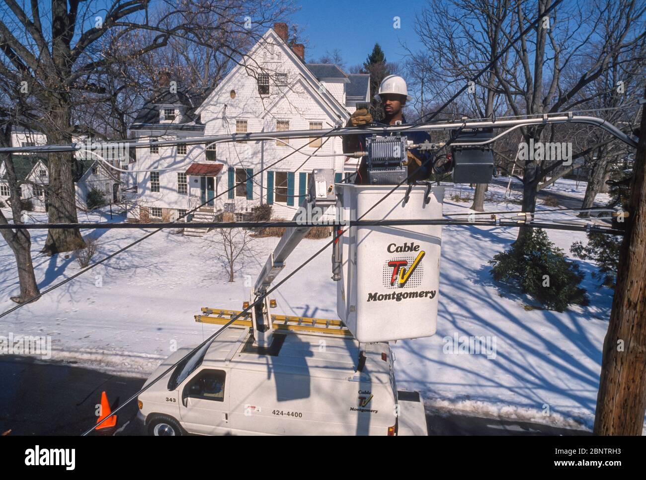 ROCKVILLE, MARYLAND, USA, FEBRUAR 1994 - Leitungstechniker im Lufteimer, Kabel-TV Montgomery. Stockfoto