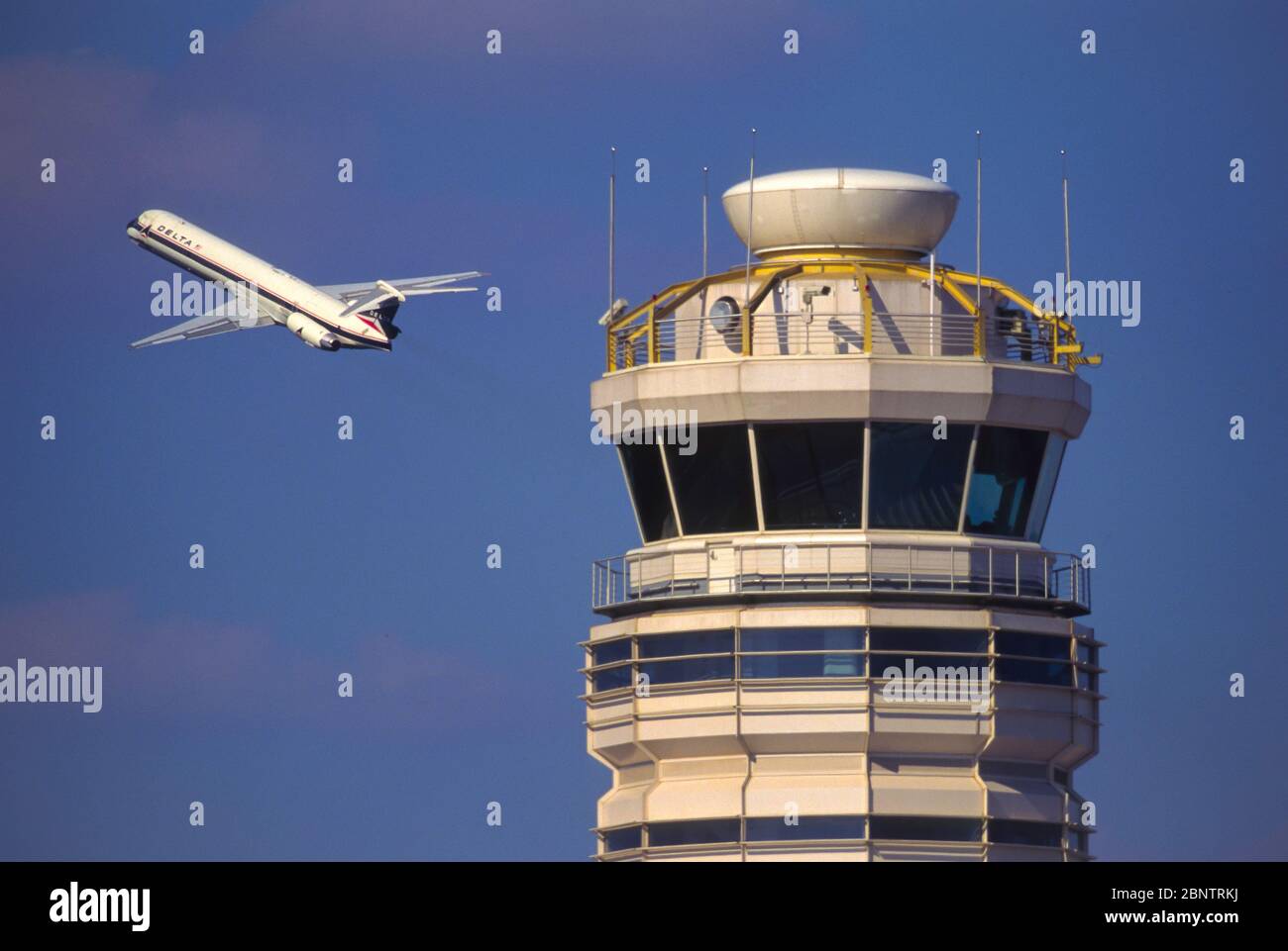 WASHINGTON, DC, USA - 26. SEPTEMBER 1997 - Delta Airlines kommerziellen Jetliner passiert Kontrollturm am Reagan National Airport DCA. Stockfoto